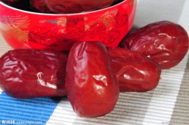 红枣红碗
