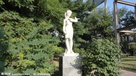 南开大学 二主前雕像 读书顶鸟用