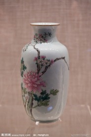 乾隆粉彩花卉瓶