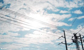 天空和电线杆
