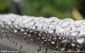 围栏上的雨水