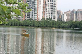 湖中小船