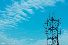 蓝天下的信号塔