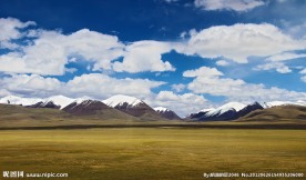 西藏蓝天白云和雪山