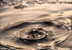 水滴落水