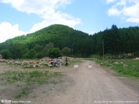 青山脚下