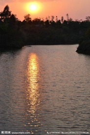 湖边夕阳