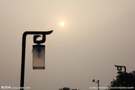 夕阳下的路灯