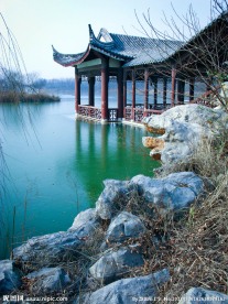 湖边亭子
