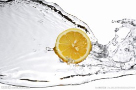 入水柠檬片