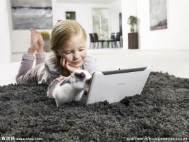 玩平板电脑的小女孩