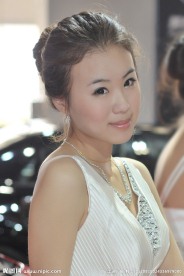美女车模