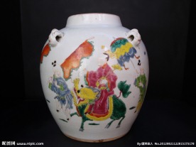 清雍正粉彩人物四系大罐