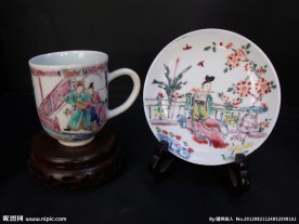 清雍正粉彩吕布戏貂蝉茶杯