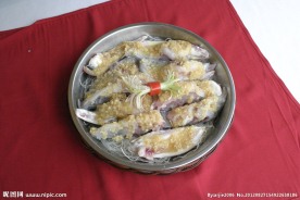 金银蒜粉丝蒸水库鱼头