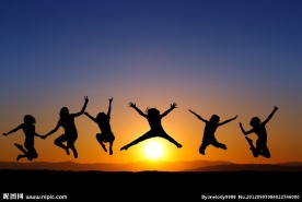 夕阳下跳跃的人们