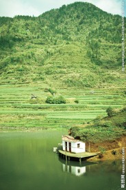 湖边建筑