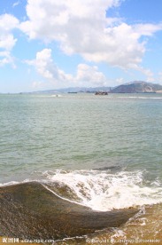 海边礁石浪花