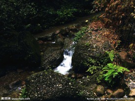 山间流水