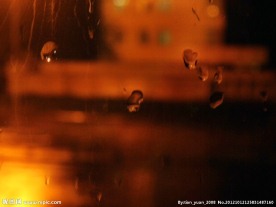玻璃上的雨滴