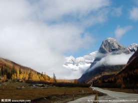 云雾中的雪山