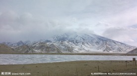 雪山河流风景