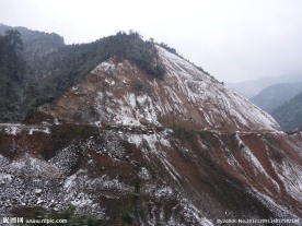 公路边的雪山