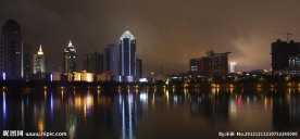 南湖的雨夜