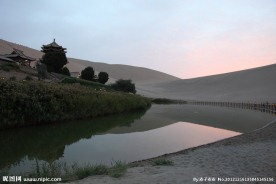 鸣沙山月牙泉