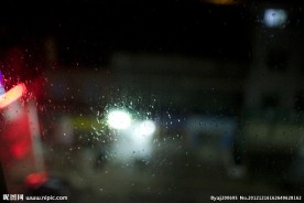 玻璃上的雨滴
