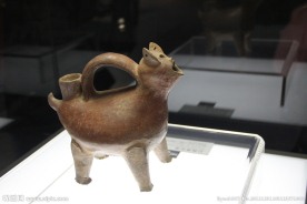 红陶兽形壶侧面