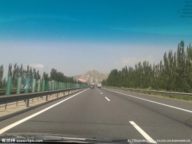行驶在高速公路