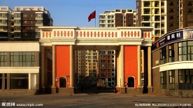 小区的门首