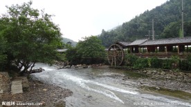 杜鹃山下溪水边