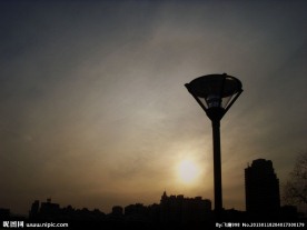 夕阳路灯