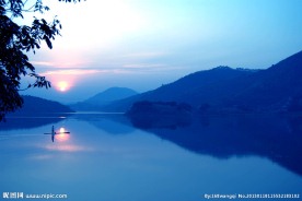 夕阳湖水