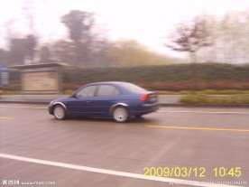 行驶中的汽车