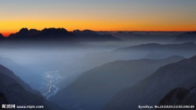 山间日出