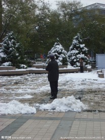 雪中的清雪工人