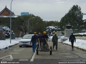 雪中的工人