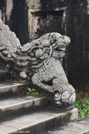 石刻龙首