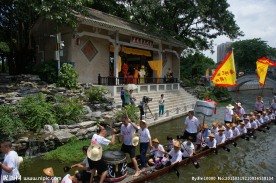 荔枝湾大戏台前的龙舟