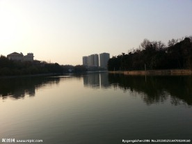黄昏湖景