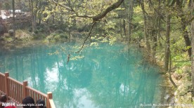 蓝色湖水