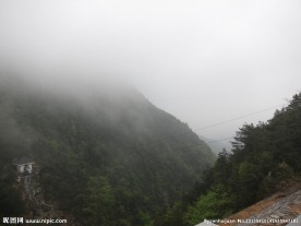 云雾里的山