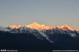梅里雪山日照金山