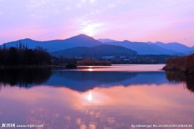 夕阳湖水