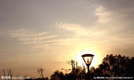夕阳下的路灯