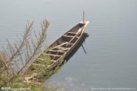 湖边小船