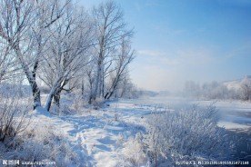 霜雪初染不冻河